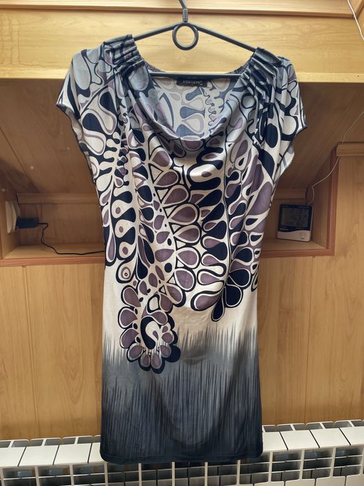 Elegancka elastyczna sukienka w geometryczne wzory z lejącym dekoltem