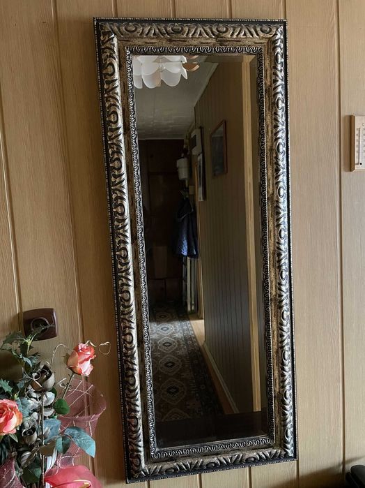 Lustro z ozdobną ramą