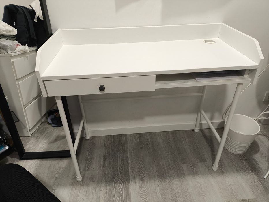 Escrivaninha ikea em ótimo estado