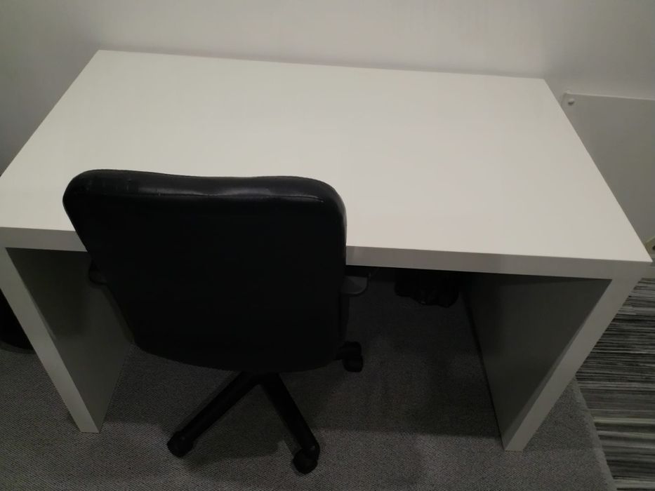 Mesa de secretária e cadeira rotativa