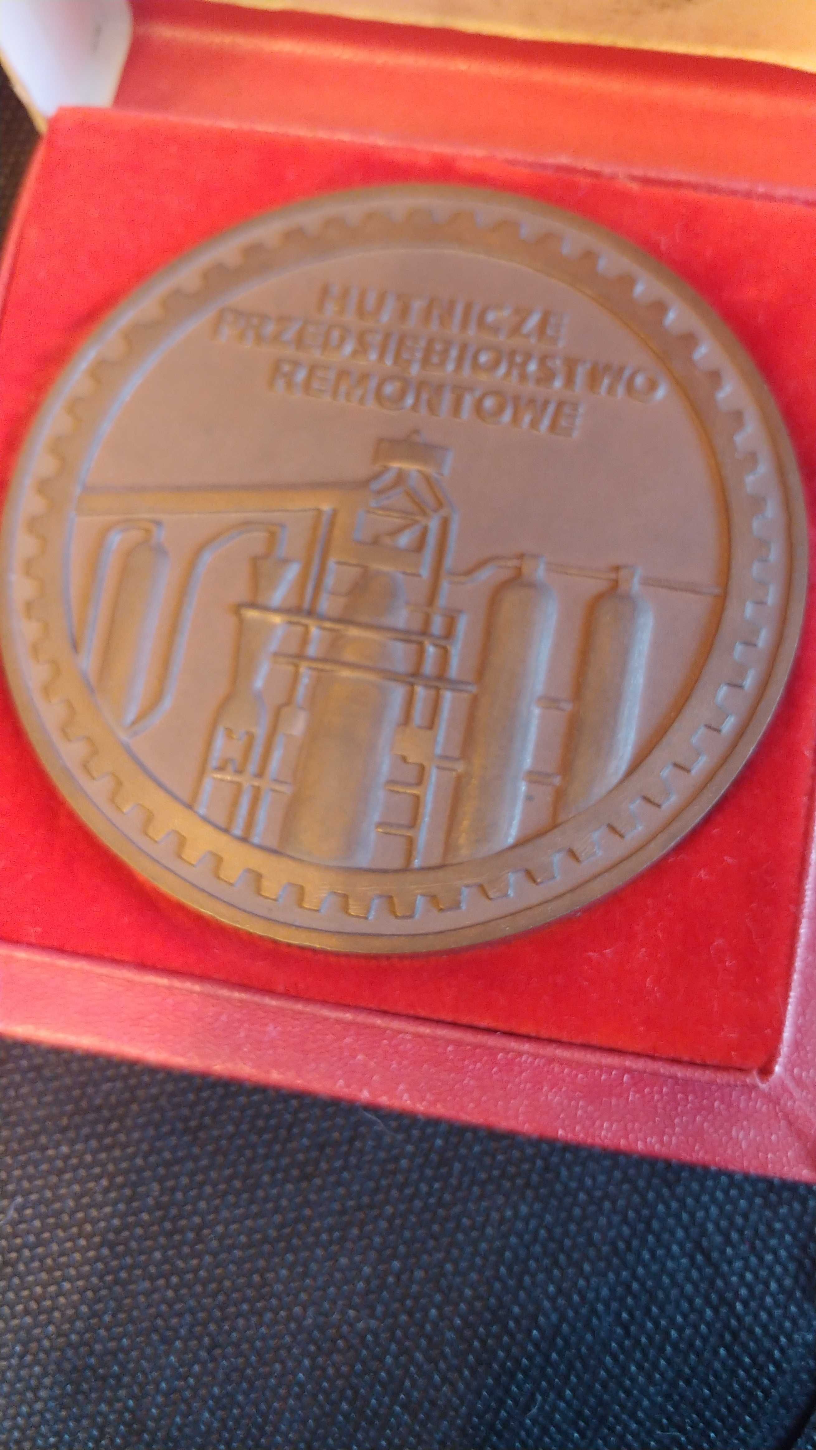 Medal zasłużony dla PR. Hutnicze przedsiębiorstwo remontowe.