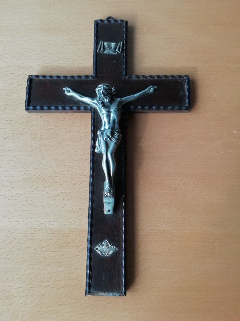 Crucifixo antigo em madeira e metal.