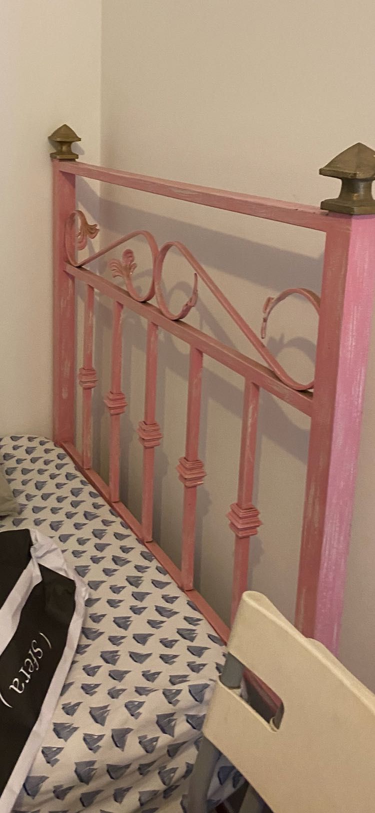 Cama em ferro com colchão ,com mesa de cabeceira em rosa ,
