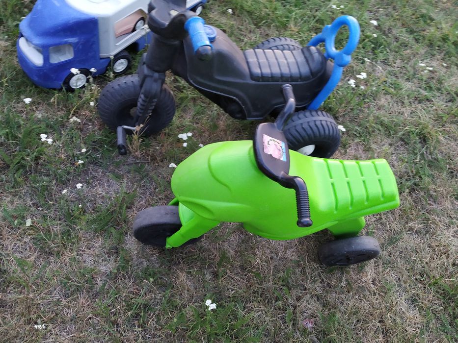 Zestaw zabawek motorek jeździk odpycha trójkołowiec laweta little tike