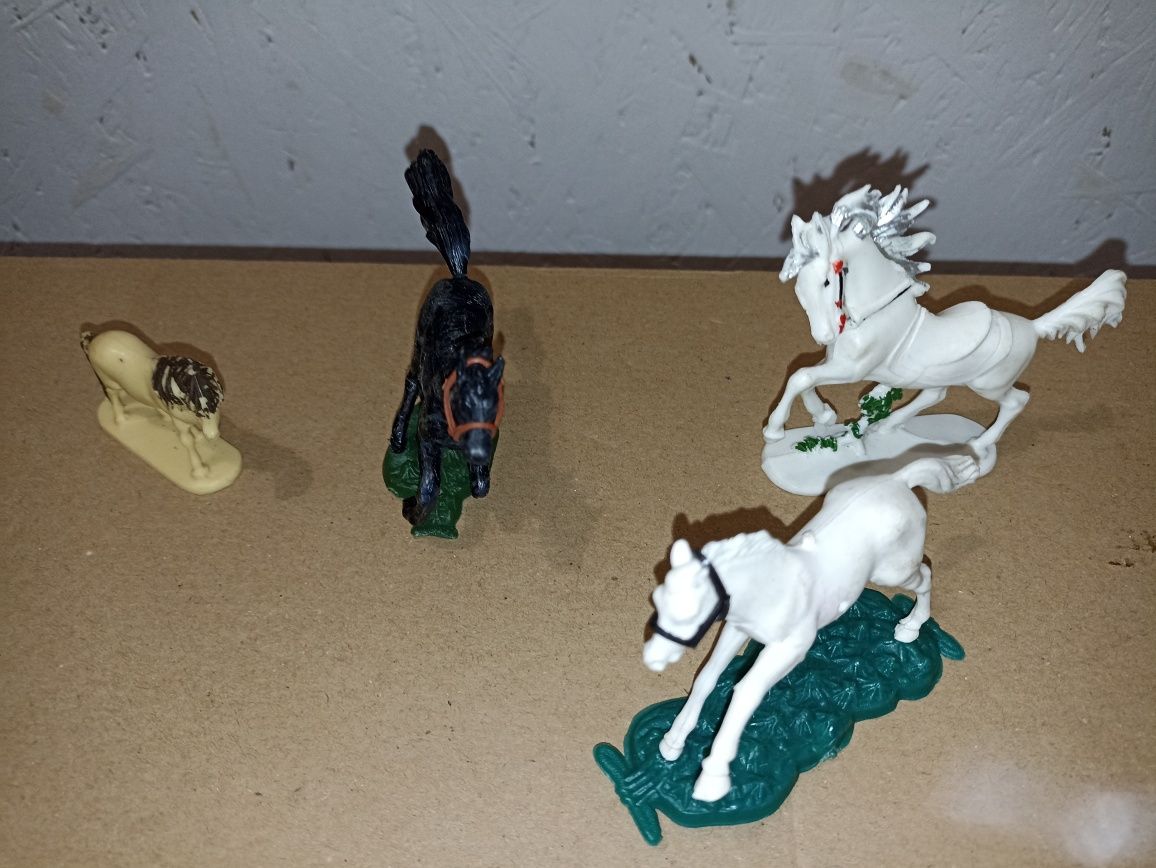 Figurki 3 indian i 3 kowboi z 14 zwierzętami hodowlanymi