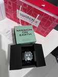 Omega x Swatch SO33G100 Earth - Idealny prezent