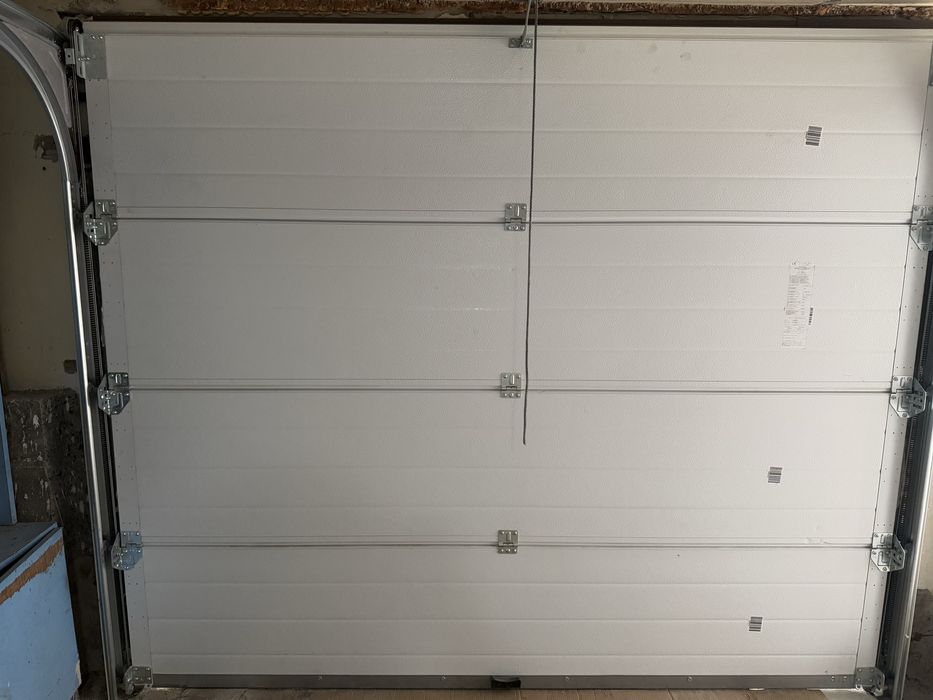 Brama garażowa segmentowa z napędem, 2023 rok, ciemny orzech