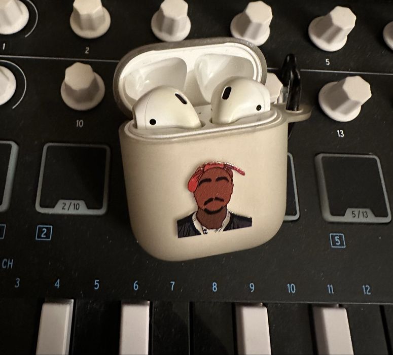 Airpods2 и Airpods 3 magsafe Кейс оригинал!A2566 комплект!