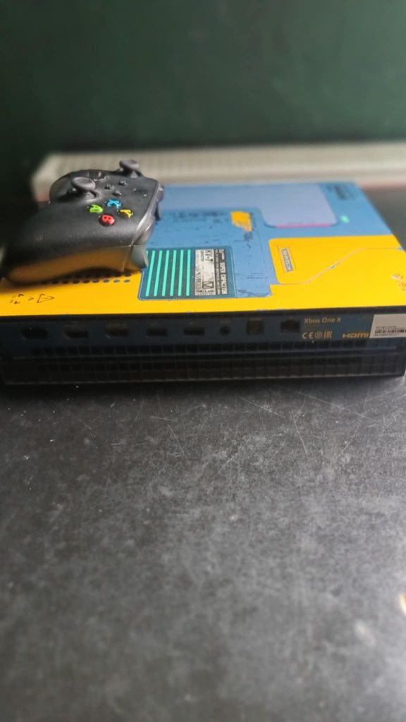 Xbox One X 1TB Cyberpunk Edition + pad