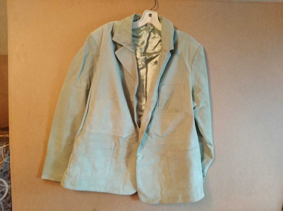 Пиджак кожаный очень красивого цвета зелёного яблока