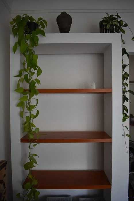 VENDO estante de madeira maciça,pintada a branco