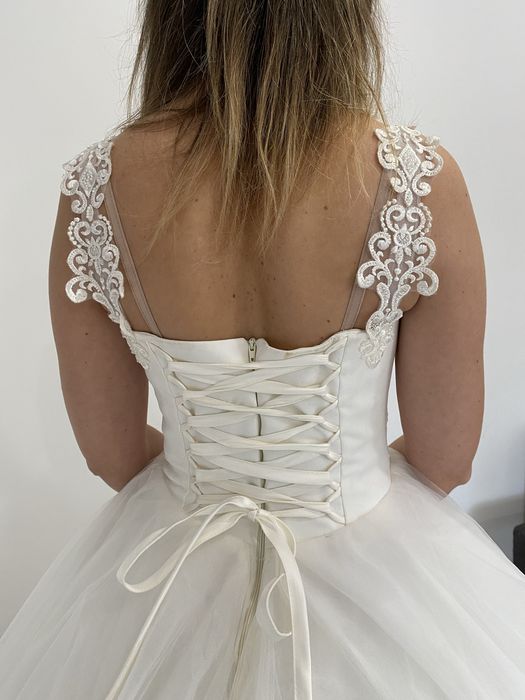 Весільна сукня зі шлейфом від Sofi Bride