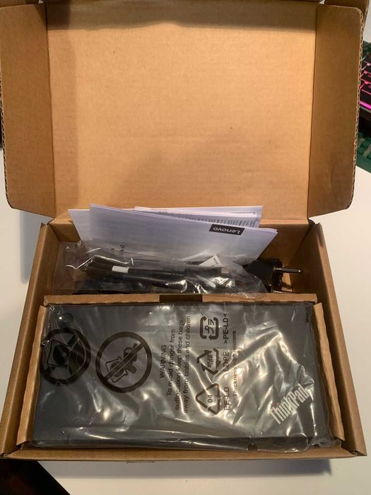 Docking Station Lenovo Thinkpad USB-C (90W) Preta/Vermelha