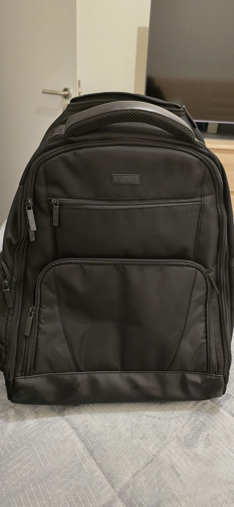 Mochila Targus TSB700 com Rodas para Laptop até 15,6" Preta