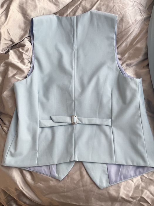 Голубой мужской костюм пиджак и желетка голоубого цвета