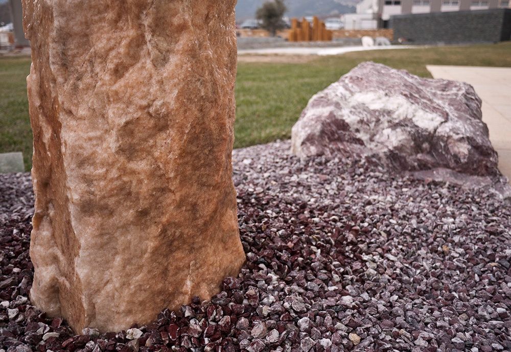 KAMIEŃ OTOCZAK CZERWONY w Białe Paski do Ogrodu 1000kg