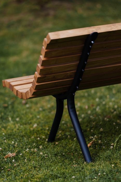 Ławka ogrodowa, parkowa, RÓŻNE KOLORY rama metalowa, sosna Skandynaws