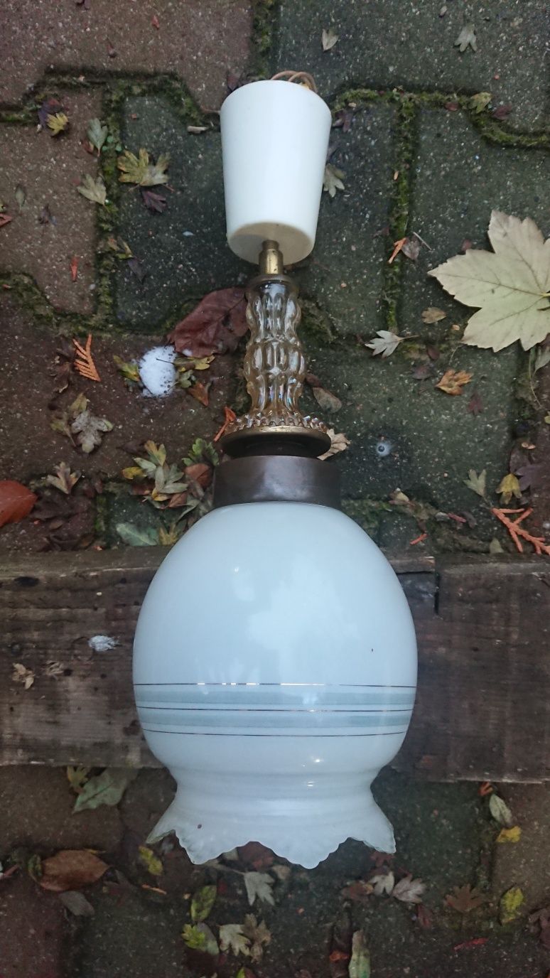 Lampa ze szklanym kloszem
