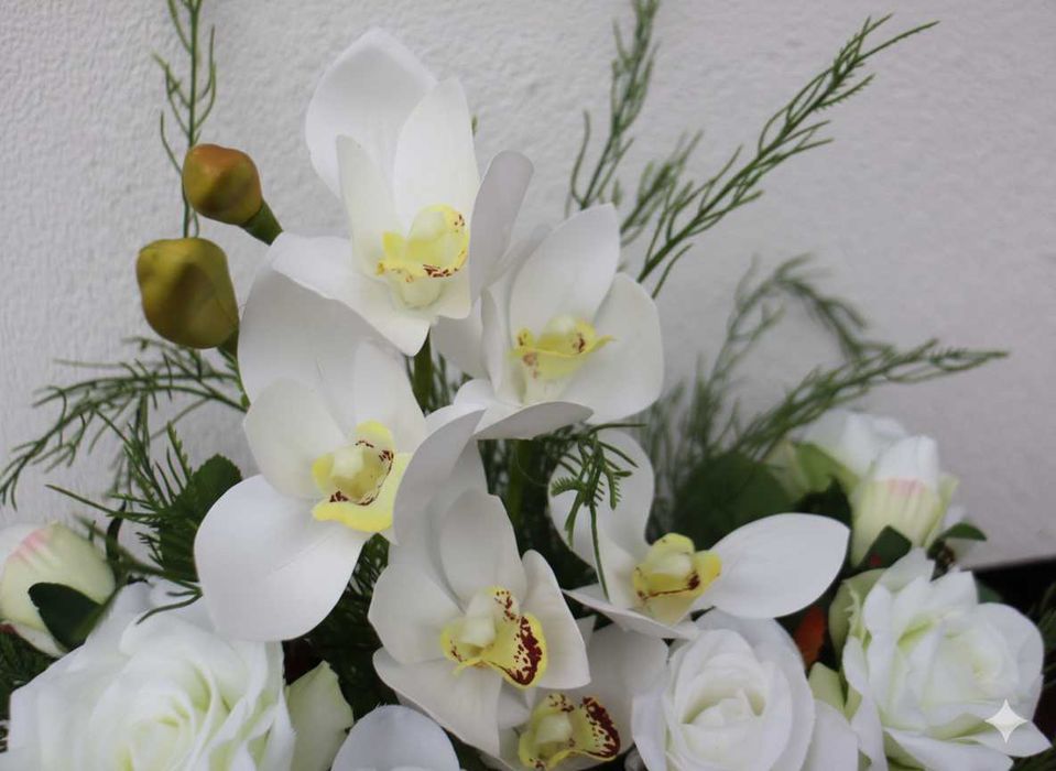 Stroik nagrobny, bukiet w donicy, białe róże, lilie, storczyk, wieniec