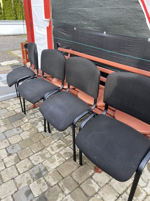 4 krzesła w czarnym kolorze