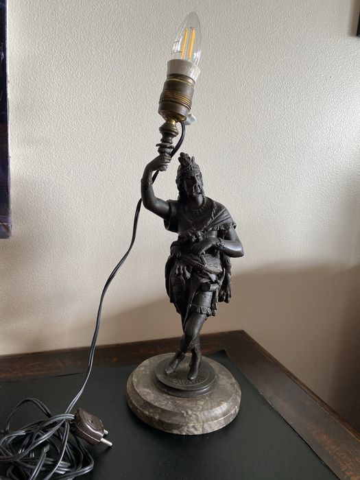 Candeeiro antigo em forma de escultura clássica