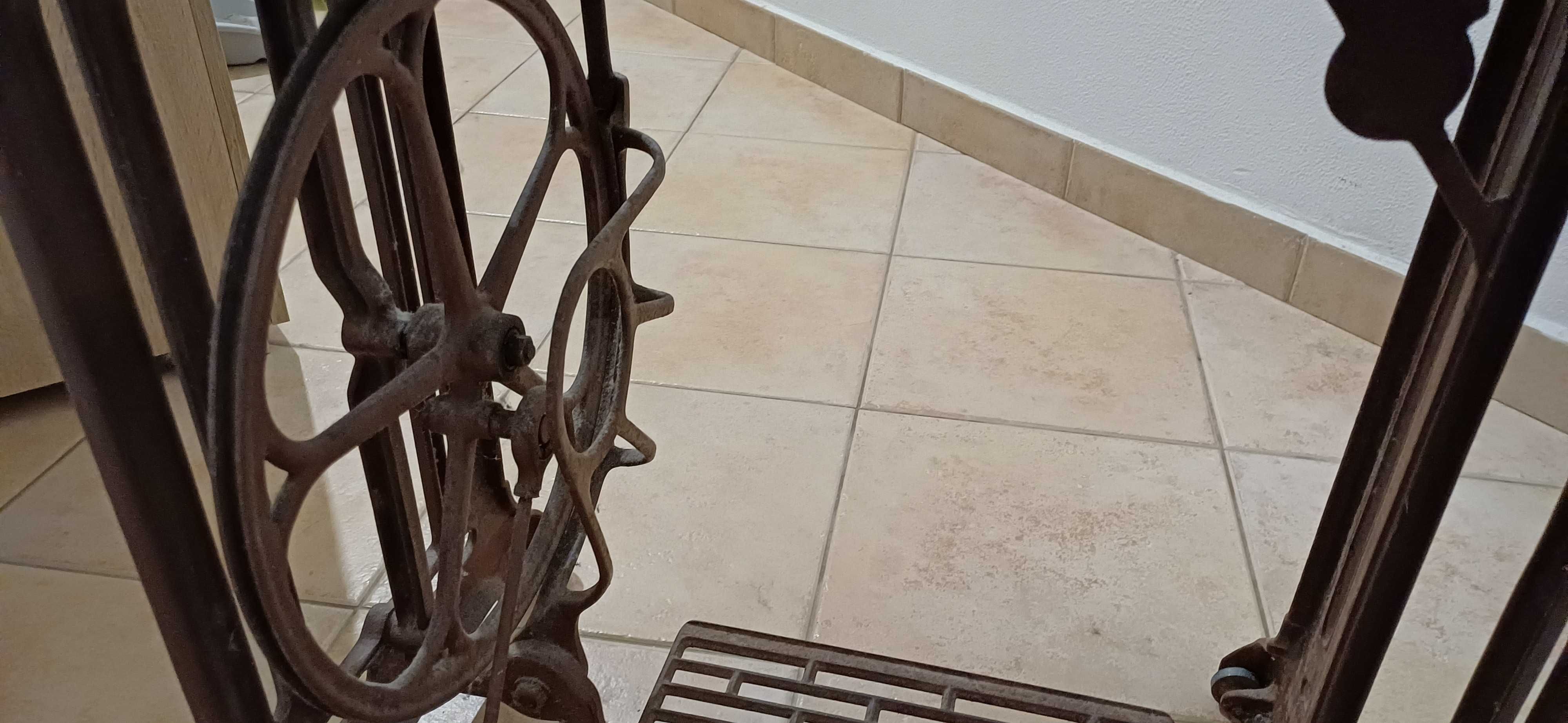 Maquina com pé em ferro antiguidade
