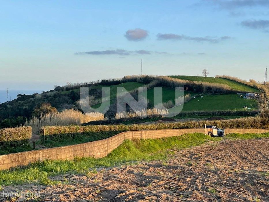 Terreno Rústico em Água de Pau