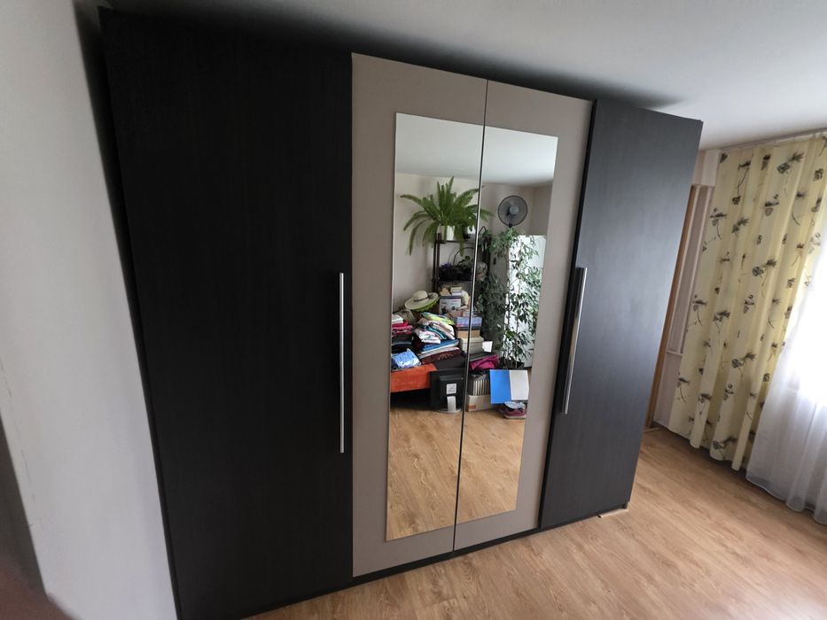 Duża szafa z otwieranymi drzwiami