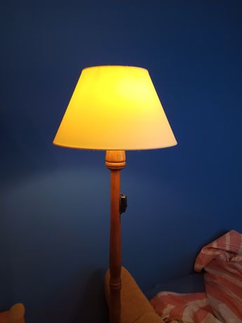 Drewniana lampa stojąca z abażurem