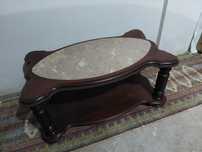 Mesa em madeira com tampo em pedra