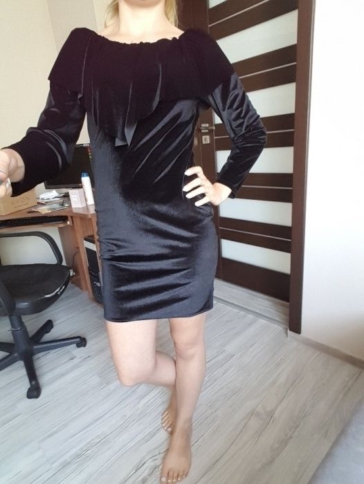 Welurowa czarna sukienka falbany