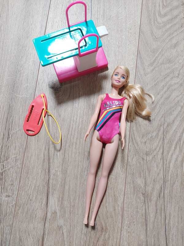 Barbie pływaczka poruszająca nogami