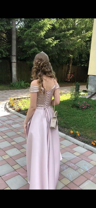 Вечірня сукня з атласу