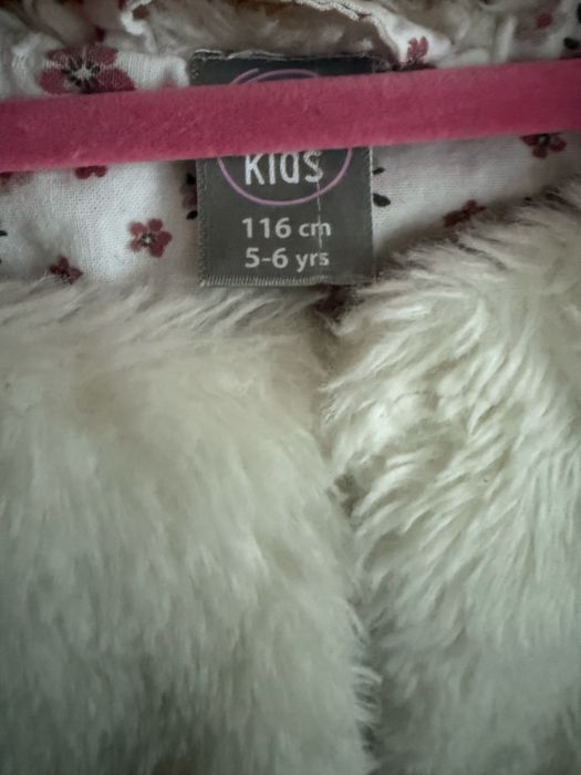 Pepco - biała kamizelka ze sztucznego futerka rozm. 116 cm