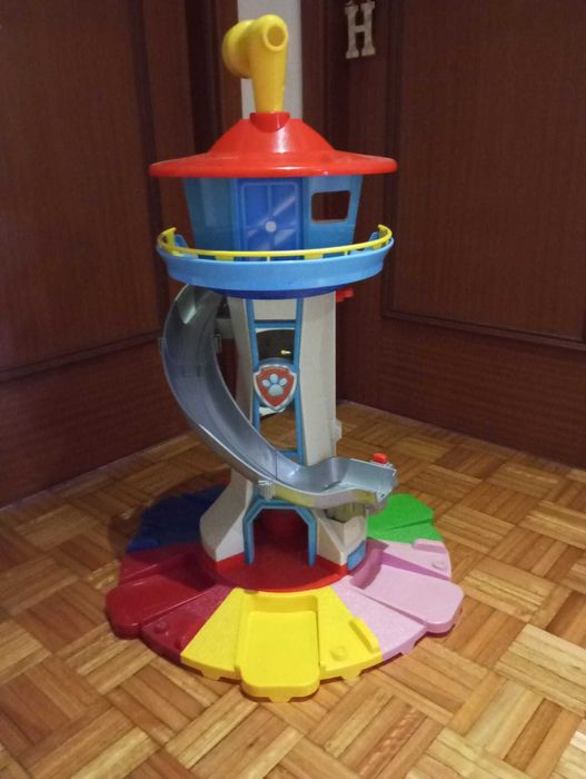 Torre do patrulha pata com figuras e visturas