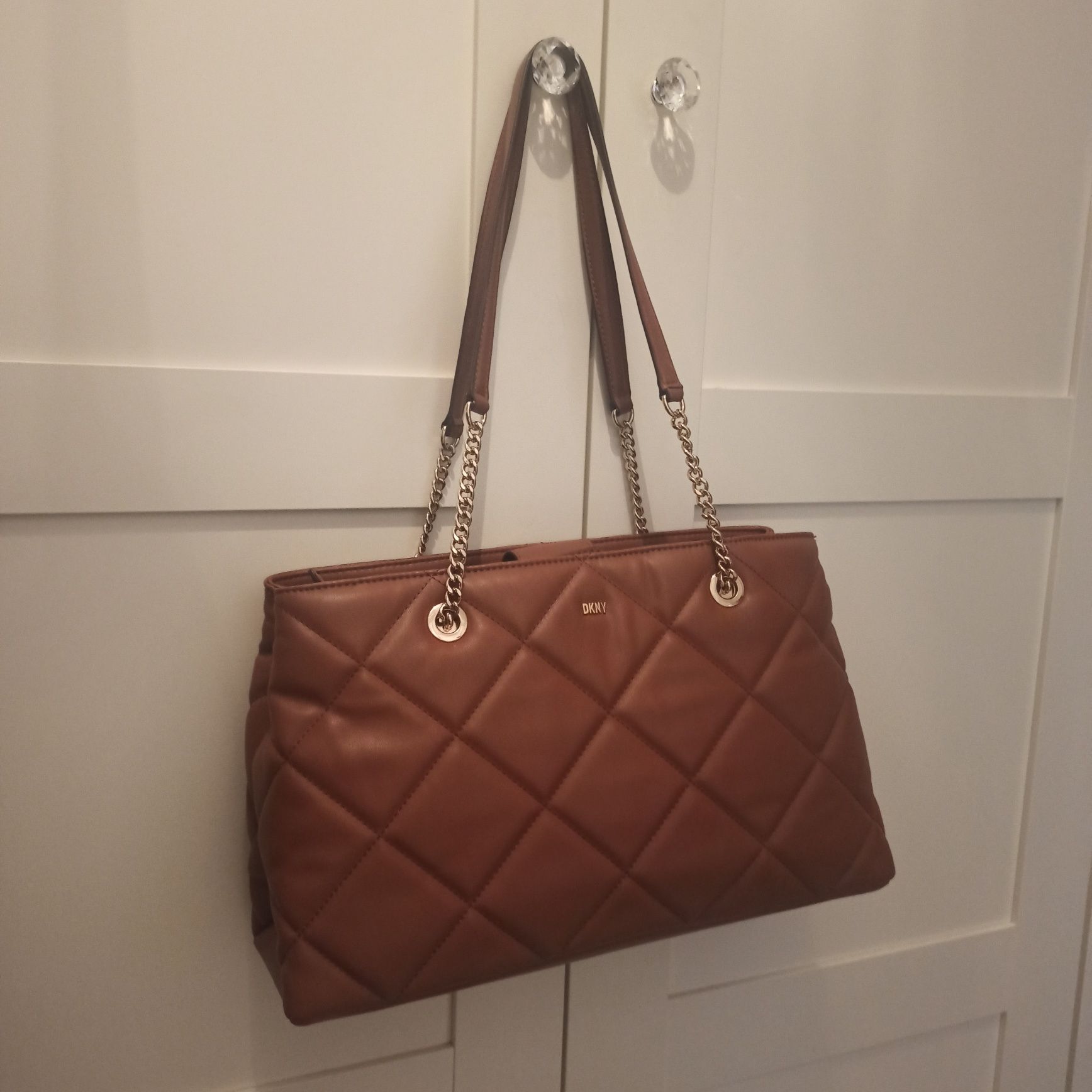 DKNY pikowana karmelowa torebka