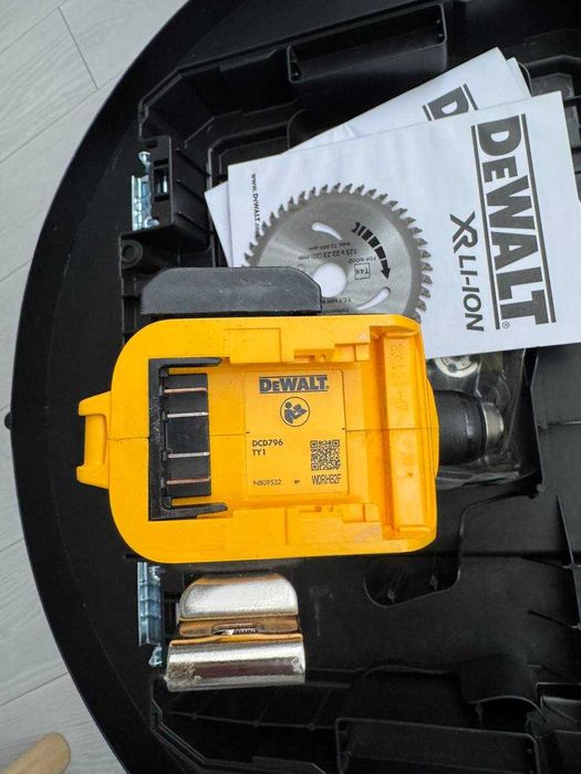 Дриль-шурупокрут DeWALT DCD796NT в гарному стані з кейсом
