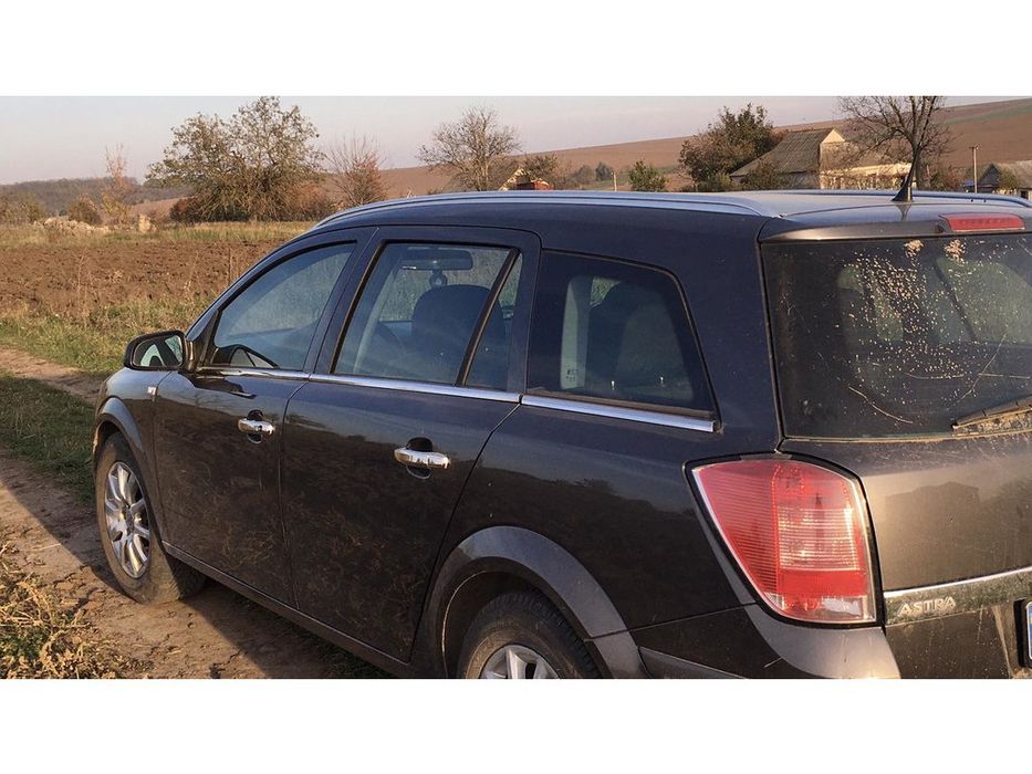 Opel Astra H Hatchback Нижние молдинги стекол, окантовка окон Carmos