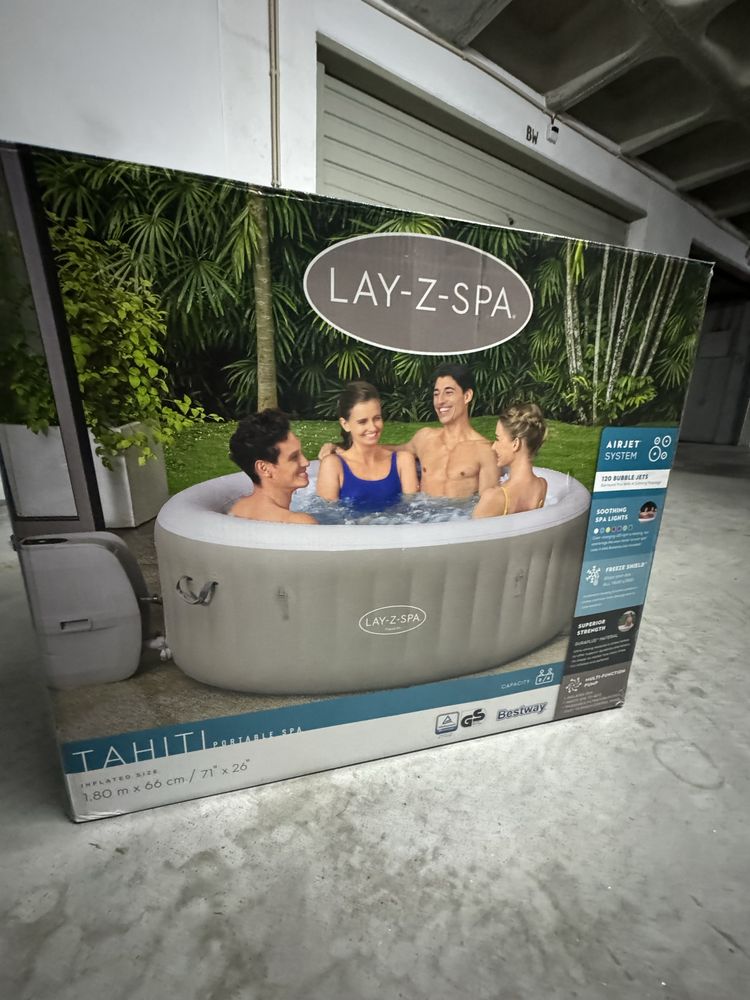 Spa de hidromassagem insuflável com luzes LED para 2-4 pessoas