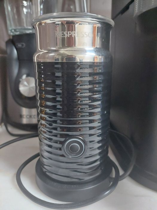 Máquina de café Nespresso Vertuo Next + Aeoroccino