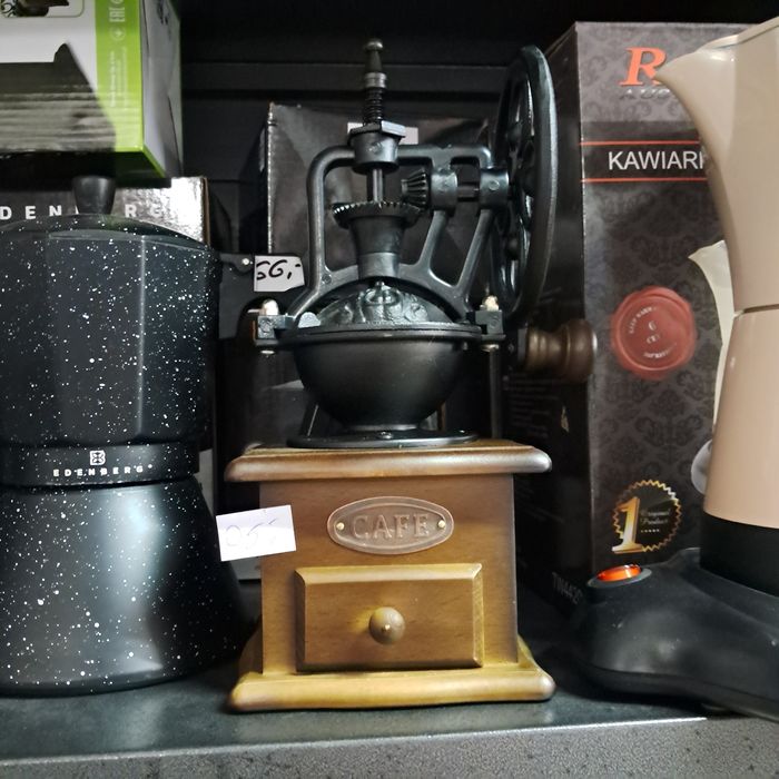 Młynek ręczny drewniany retro z kołem do kawy dekoracyjny