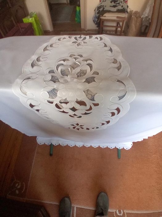 Obrus z haftem richerieu