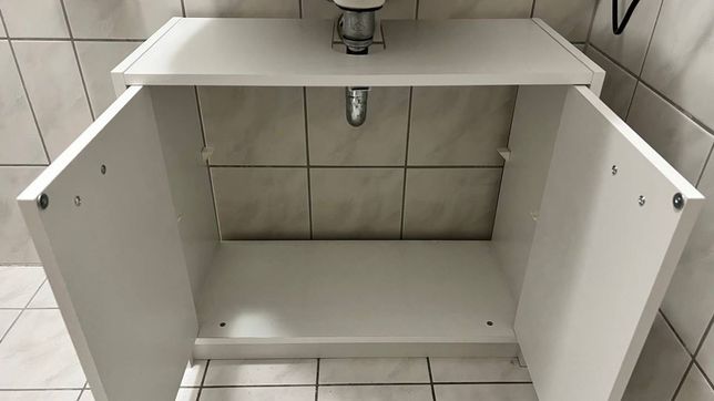 szafka w łazience pod umywalką
