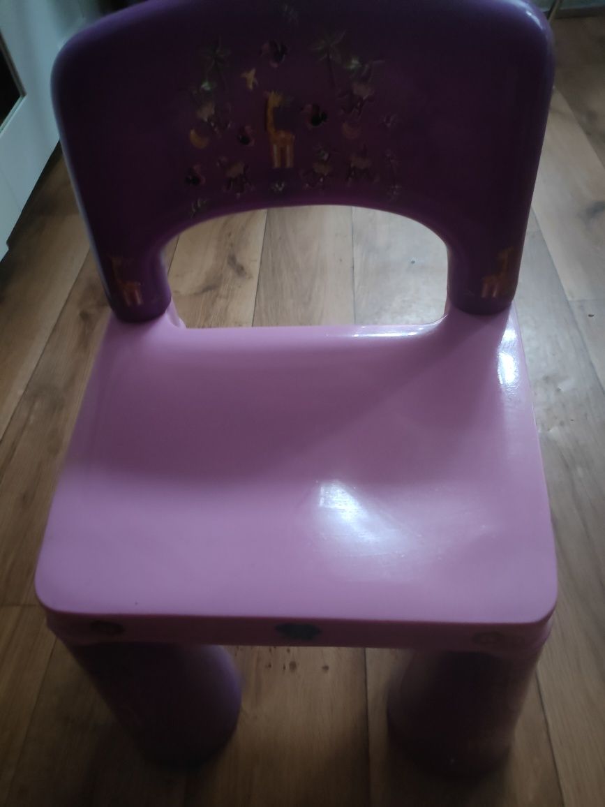 Małe krzesełko dla dziecka stan b.dobry
