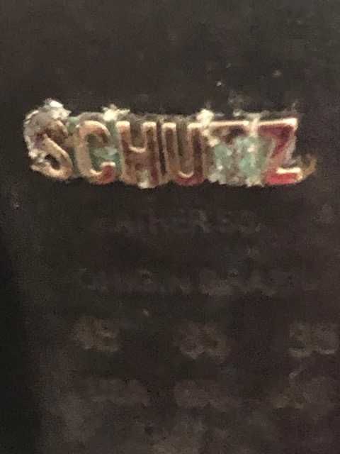 Sapato salto alto de camurça preta da marca de luxo Schutz.