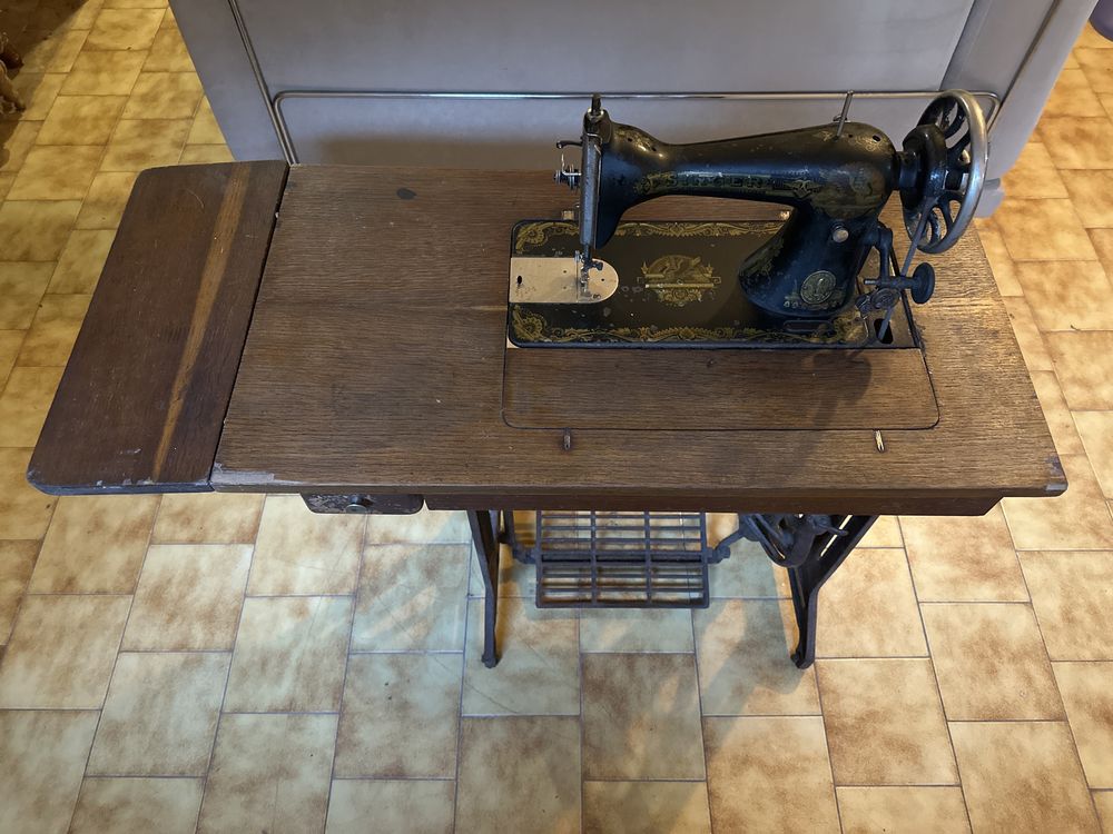 SINGER Mesa com máquina de costura rebatível (79x42x73cm mesa fechada)