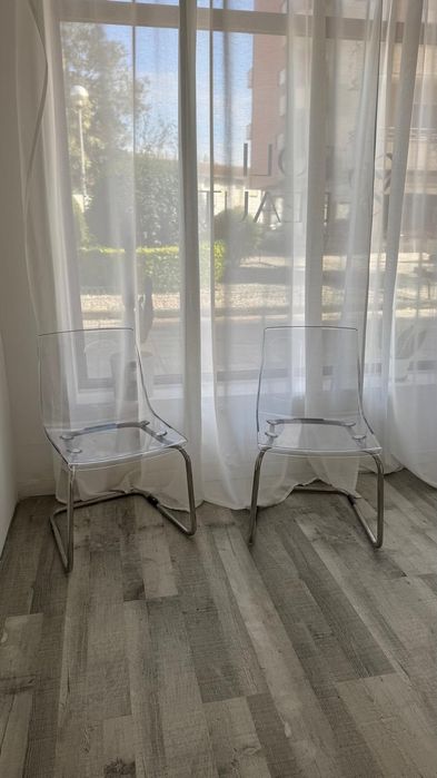 Cadeira transparente cromada como nova