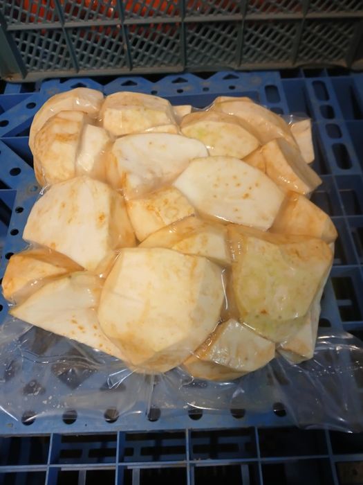 Ziemniaki obrane   wiaderkach zalane woda oraz inne warzywa obrane