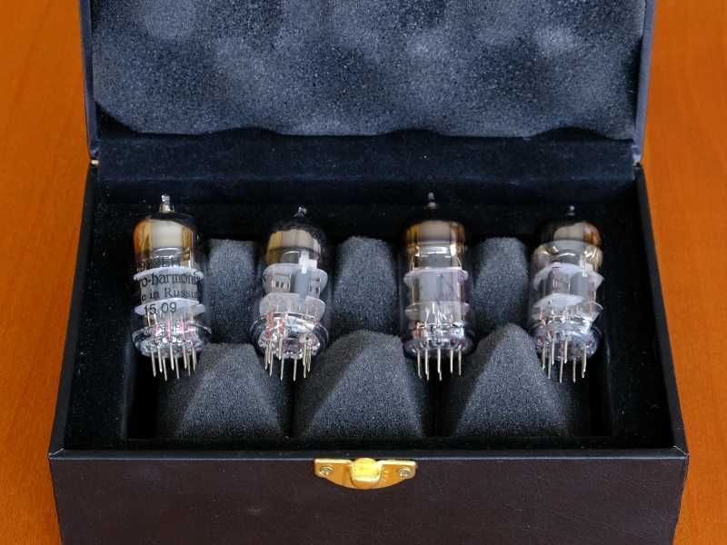 Wzmacniacz słuchawkowy PATHOS Aurium, kable XLR oraz 3 kpl. lamp.