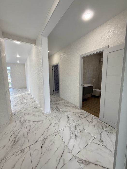 Продам новострой в центре Подгородного можно под Э Оселю !!! ( С )